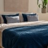 Marineblaues Set aus 4 dekorativen Kissen + Tagesdecke für das Schlafzimmer: Colet + Mosaica.